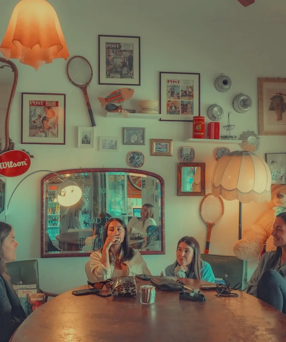 Clientes disfrutando en Café Miranda
