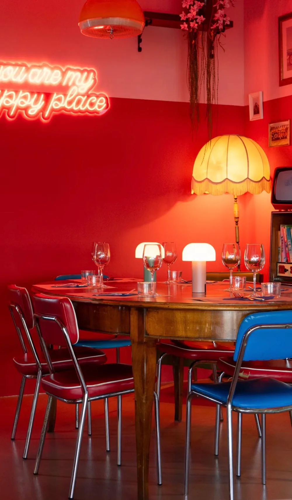El comedor de Café Miranda con el neón You Are My Happy Place