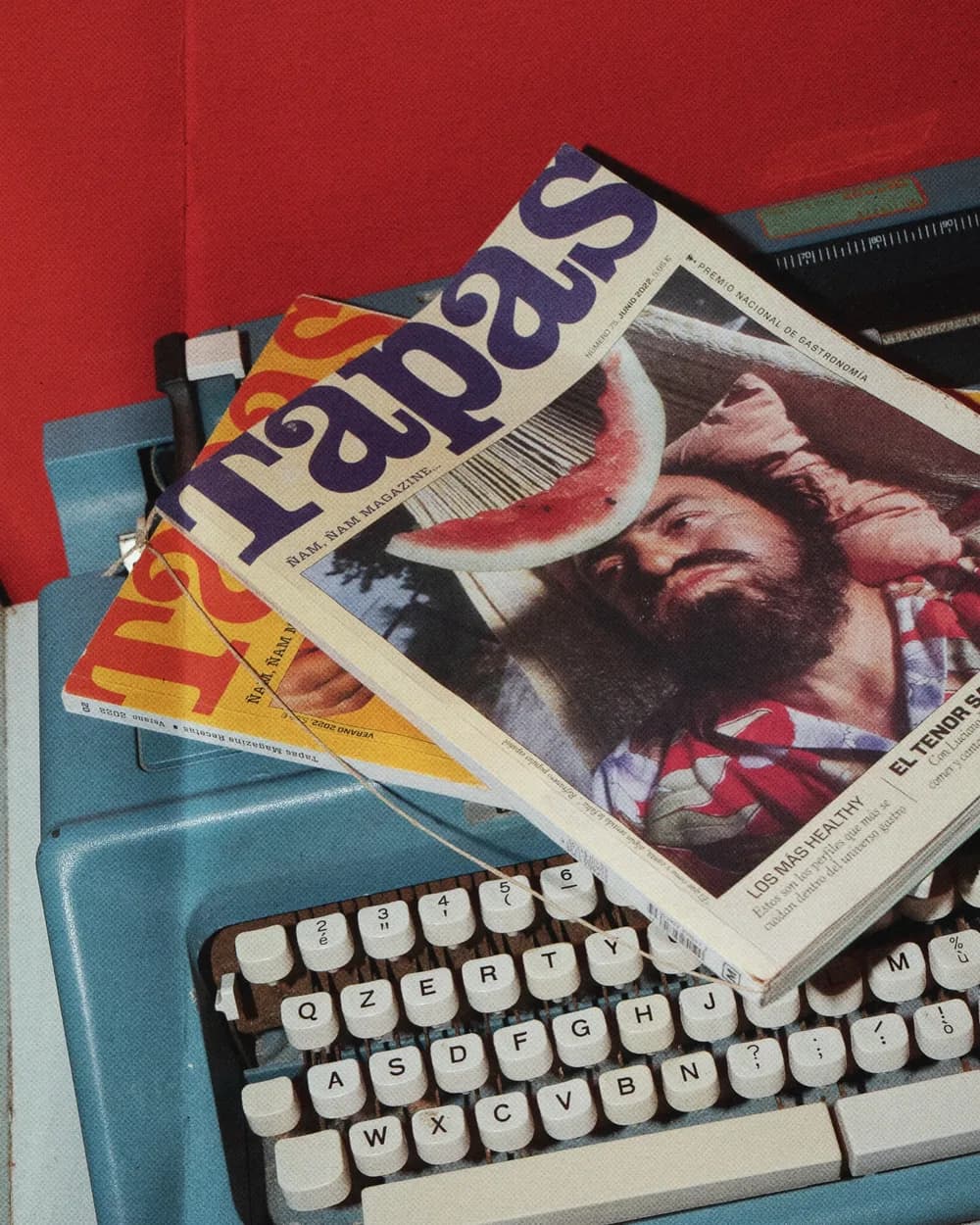 Revistas Tapas sobre la máquina de escribir de Café Miranda