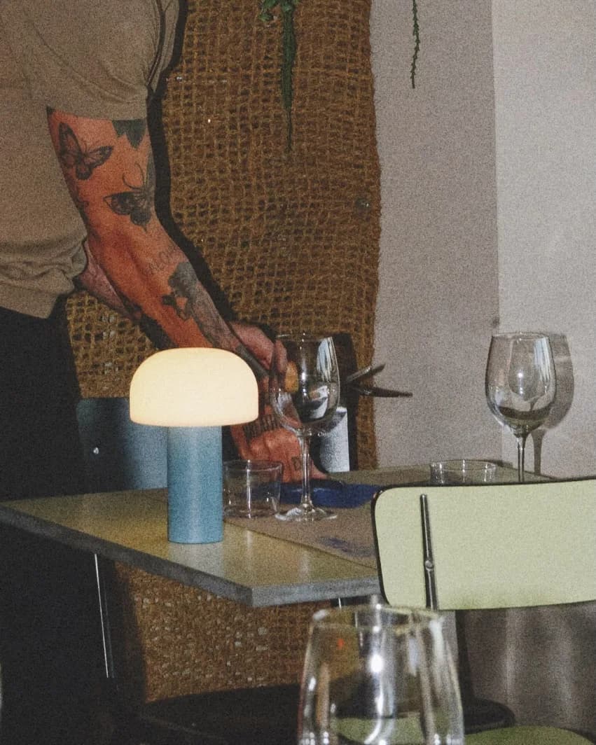 Un camarero preparando una mesa en Café Miranda